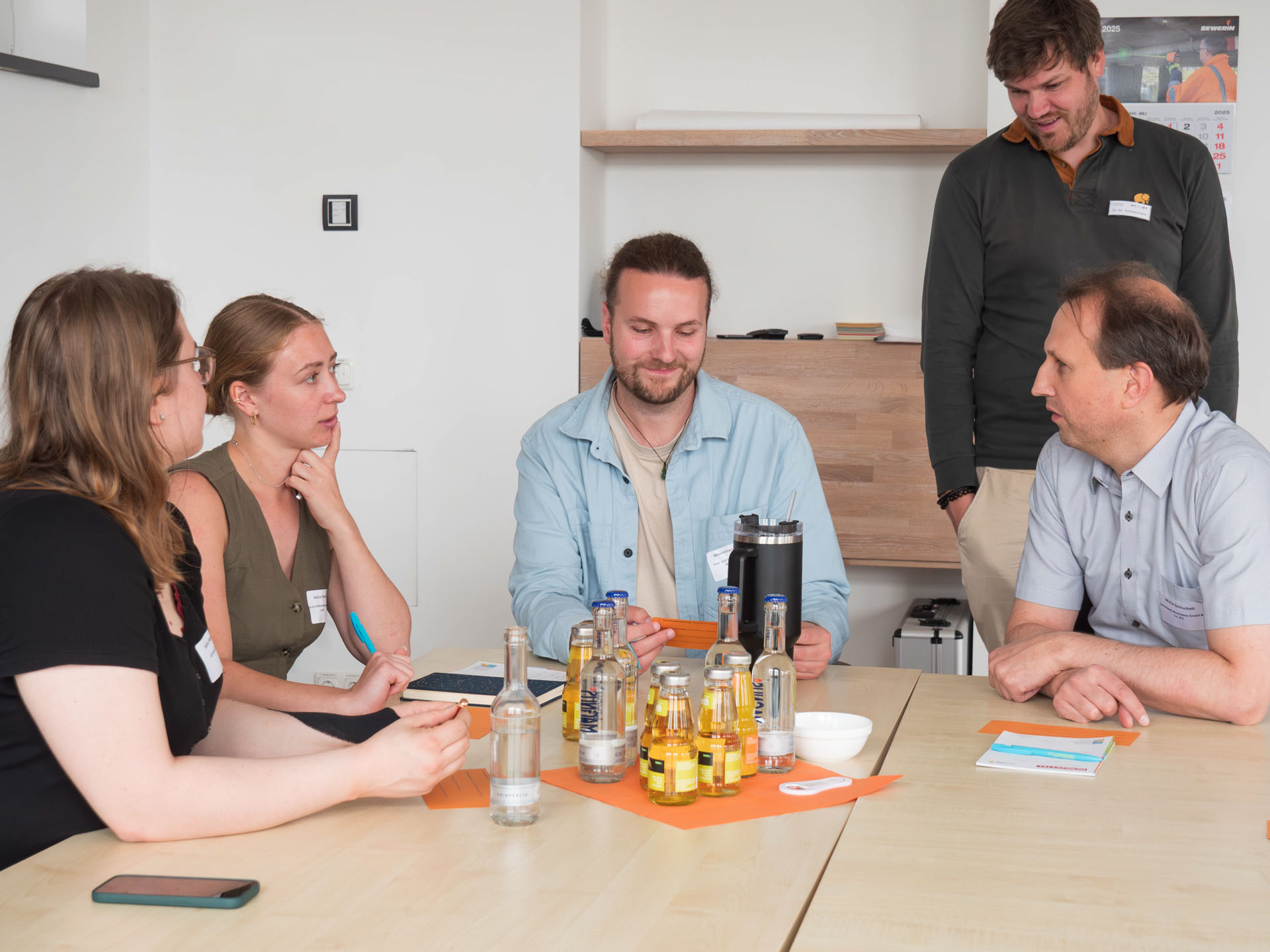 Workshopteilnehmende sitzen an einem Tisch und diskutieren